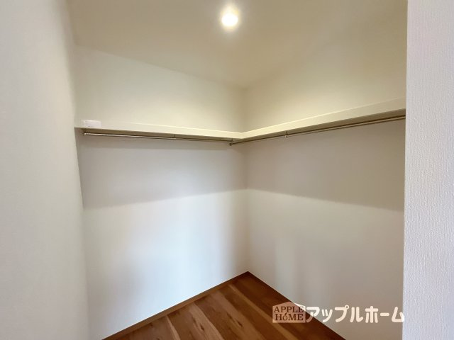 【新築戸建】深谷市荒川 第1期 の収納|お洋服を大切にされる方に大変喜ばれる、ウォークインクローゼット。お洋服以外にも掃除機やスーツケースなどを一箇所に集約できるのは魅力ですね！扉が一箇所ですので、お部屋の見た目にもスッキリ！