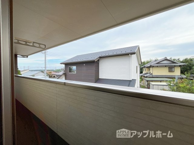 【新築戸建】深谷市荒川 第1期 のバルコニー|家族分の洗濯物もしっかり干せます。日当たりも良く、毎日のお洗濯が楽しくなりそう♪お布団は手軽に干せていつもポカポカに☆