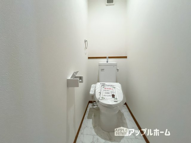 【新築戸建】深谷市荒川 第1期 のトイレ|温水洗浄器付き便座を標準装備してます♪窓付きで明るく、快適空間となっております。毎日使う場所だからこその配慮です。