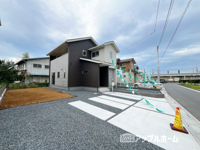 【新築戸建】深谷市荒川 第1期 の前面道路含む現地写真|駐車場は並列駐車２台分☆来客時も安心です♪セカンドカー用にもお使いいただけます。