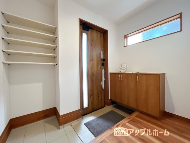 【新築戸建】深谷市荒川 第1期 の玄関|ガラススリットの入った玄関ドアは室内に光を届けてくれる大事な存在です。