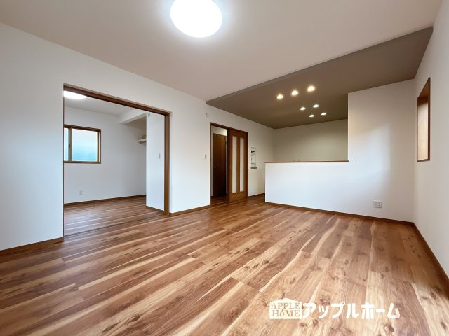 【新築戸建】深谷市荒川 第1期 の居間・リビング|広々リビング×対面キッチンで家族の会話も弾みます♪家族団らんの秘訣は間取りにあり☆夢のマイホームを一緒に叶えましょう！