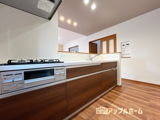 【新築戸建】深谷市荒川 第1期 のキッチン|対面式キッチンは、家族のコミュニケーションを育み、子育て家族にも好適なプラン！リビングで寛ぐご家族をいつも感じられます♪会話を楽しみながら家事ができ、小さいお子様がいても安心です！