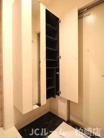 柏崎市松波３丁目のアパートの玄関