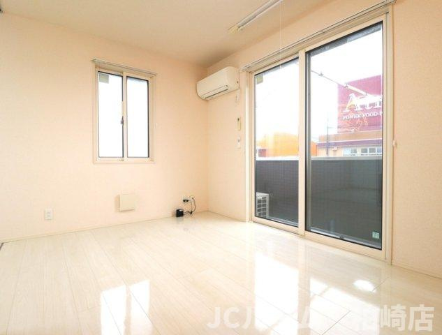 柏崎市松波３丁目のアパートの居間・リビング