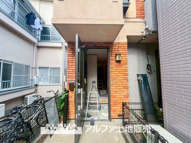 ~府中本町~Remodeled Homeの前面道路含む現地写真|【Blue sky】
◆青空に包まれて◆ベランダから望む紺碧の空。外を眺め時を忘れるなんて、ひさしかたぶりだろうか。こんなにも広く美しい情景が我が家にも広がっているなんて。こんな時間を大切にしたい。