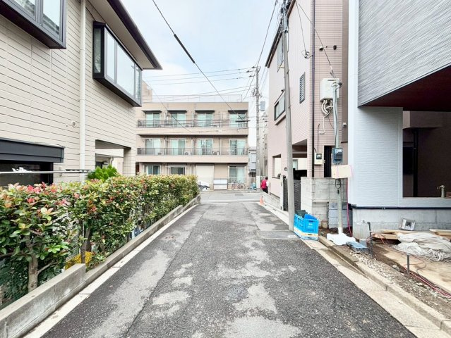 板橋区弥生町　新築戸建の前面道路含む現地写真|2025年11月完成予定！

現地ご見学希望・資料請求などお気軽にお問い合わせ下さい！
03-5990-5201