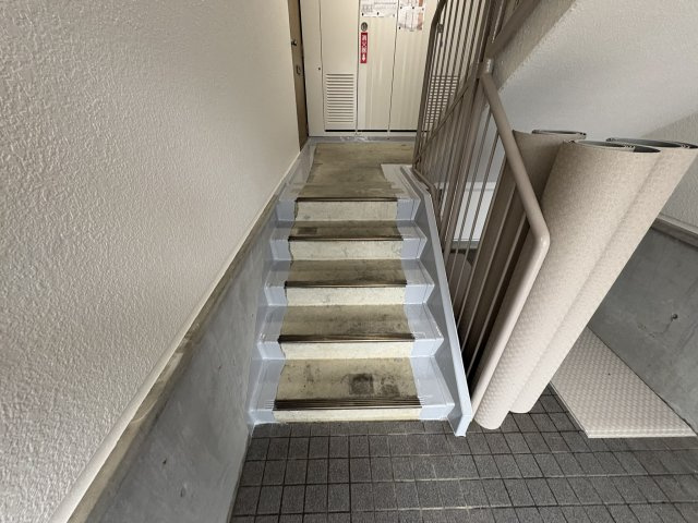 芳川ハイツ１号棟　中央区恩地町のその他共用部分|階段スペースも修繕作業進んでいます。