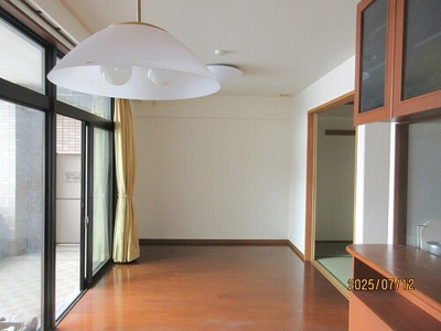 【居間・リビング】 | サーパス今泉第２ | リビングダイニング※カーテン撤去予定