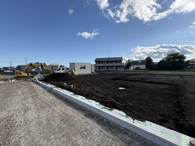 ガーデンコート宝積寺　全3区画の前面道路含む現地写真|○分譲地○
全12区画の開発分譲地の中の３区画地の販売。教育施設、商業施設がバランス良く近隣に整い、暮らしやすい街並みと緑豊かな環境が両立するロケーションです♪
※2025年10月撮影