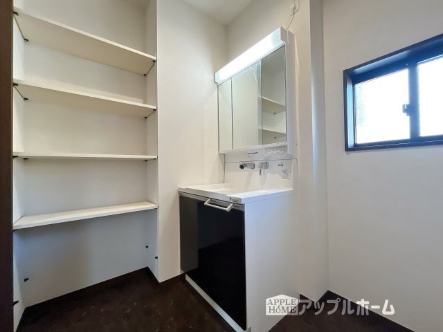 深谷市原郷 新築一戸建て 第5期 全11棟の独立洗面台|ゆとりの洗面スペースで朝の身支度も快適スムーズに。３面鏡で髪のセットやお化粧もストレスなくこなせ、朝から気分良く通勤通学に向かえそうですね！鏡の裏にはたっぷりと収納スペースを標準装備