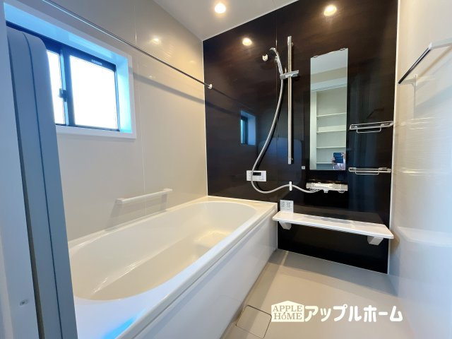 深谷市原郷 新築一戸建て 第5期 全11棟の浴室|ゆったり寛げる1坪タイプのシステムバス。足を伸ばしてゆっくりとくつろげます。お子様と一緒に入ってもゆとりがありますね♪便利な浴室乾燥機付き！