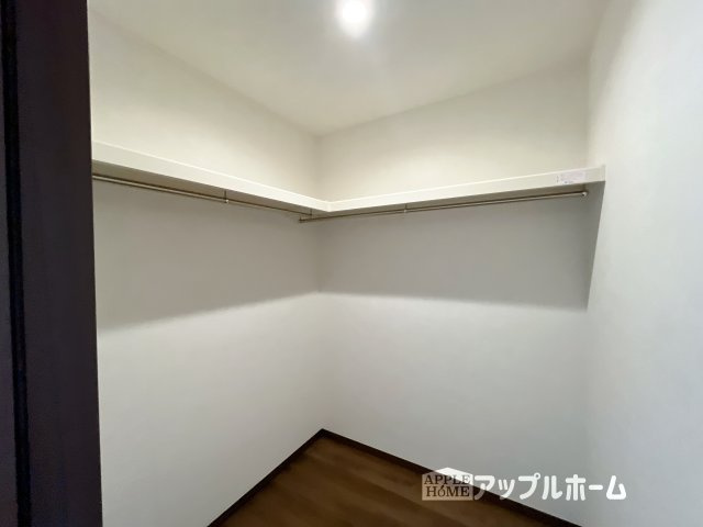 深谷市原郷 新築一戸建て 第5期 全11棟の収納|お洋服を大切にされる方に大変喜ばれる、ウォークインクローゼット。お洋服以外にも掃除機やスーツケースなどを一箇所に集約できるのは魅力ですね！扉が一箇所ですので、お部屋の見た目にもスッキリ！