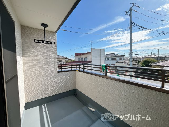 深谷市原郷 新築一戸建て 第5期 全11棟のバルコニー|家族分の洗濯物もしっかり干せます。日当たりも良く、毎日のお洗濯が楽しくなりそう♪お布団は手軽に干せていつもポカポカに☆