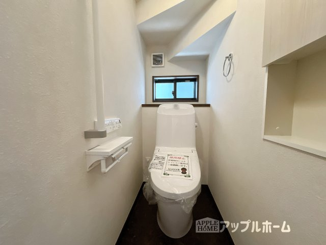 深谷市原郷 新築一戸建て 第5期 全11棟のトイレ|温水洗浄器付き便座を標準装備してます♪窓付きで明るく、快適空間となっております。毎日使う場所だからこその配慮です。