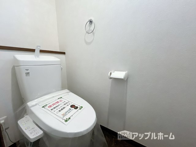 深谷市原郷 新築一戸建て 第5期 全11棟のトイレ|温水洗浄器付き便座を標準装備してます♪窓付きで明るく、快適空間となっております。毎日使う場所だからこその配慮です。