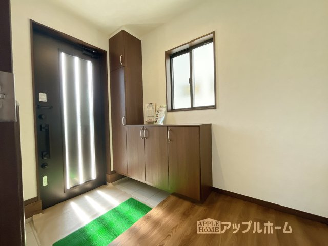 深谷市原郷 新築一戸建て 第5期 全11棟の玄関|明るくて清潔感溢れる玄関。便利な下駄箱収納付きです♪散らかりがちな玄関もすっきりと片付きます。