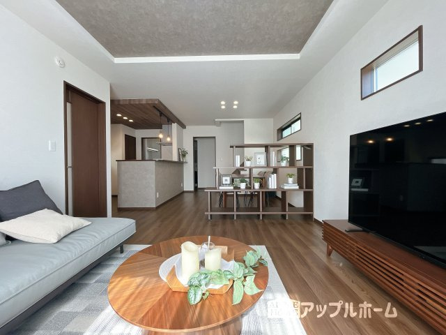 深谷市原郷 新築一戸建て 第5期 全11棟の居間・リビング|広々リビング×対面キッチンで家族の会話も弾みます♪家族団らんの秘訣は間取りにあり☆夢のマイホームを一緒に叶えましょう！
