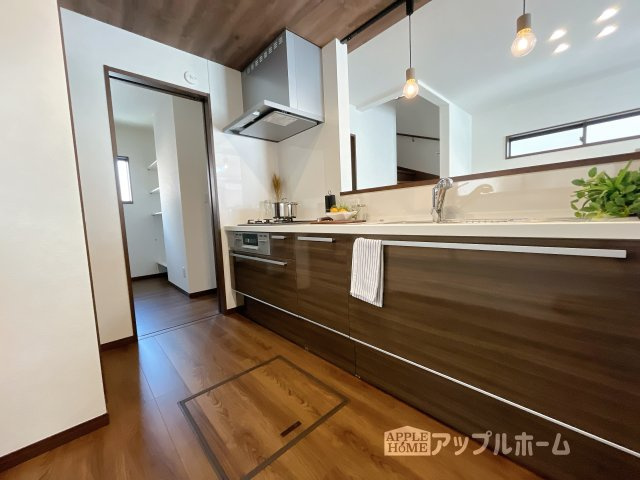 深谷市原郷 新築一戸建て 第5期 全11棟のキッチン|対面式キッチンは、家族のコミュニケーションを育み、子育て家族にも好適なプラン！リビングで寛ぐご家族をいつも感じられます♪会話を楽しみながら家事ができ、小さいお子様がいても安心です！