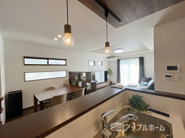 深谷市原郷 新築一戸建て 第5期 全11棟の居間・リビング|キッチンからのママ目線はコチラ♪キッチンは開放感もありリビング全体が見渡せますね♪広くて明るいキッチンは大変使いやすくなっております。