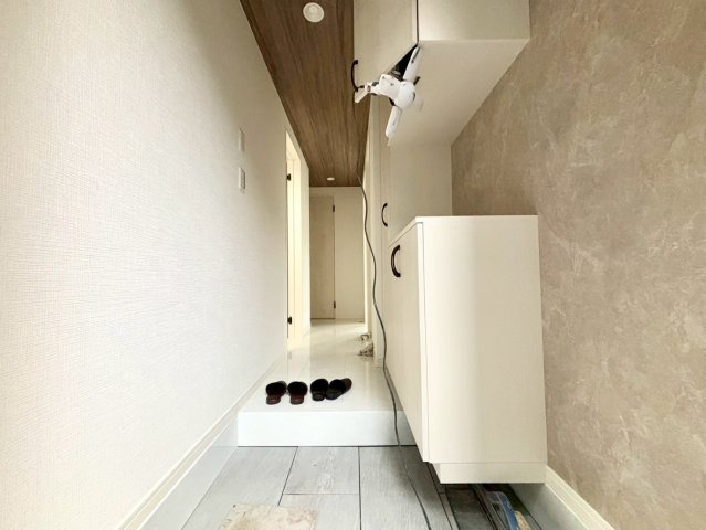 世田谷区野毛3丁目　新築戸建　残1棟の玄関|玄関横にはシューズボックスがついているため、片付いた玄関がキープできます！

現地ご見学希望・資料請求などお気軽にお問い合わせ下さい！
03-5990-5201