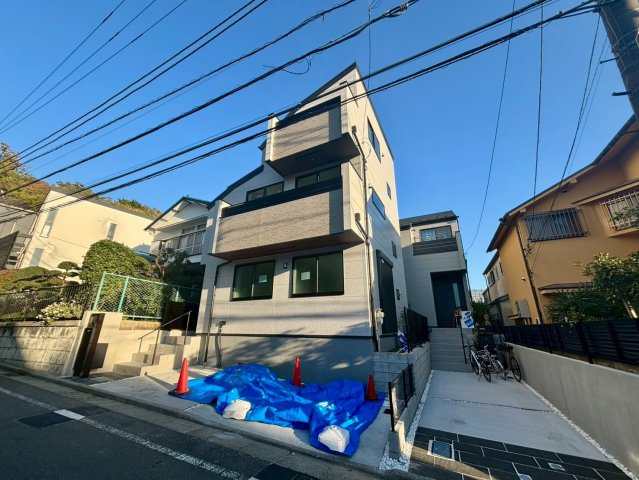 世田谷区野毛3丁目　新築戸建　残1棟の外観|迫力のあるシックな外観が特徴の新築戸建。

現地ご見学希望・資料請求などお気軽にお問い合わせ下さい！
03-5990-5201