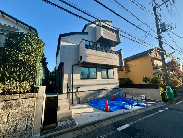 世田谷区野毛3丁目　新築戸建　残1棟の前面道路含む現地写真|都市機能と自然が融合した価値ある住環境。

現地ご見学希望・資料請求などお気軽にお問い合わせ下さい！
03-5990-5201