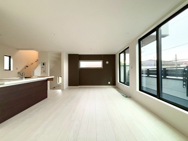 世田谷区野毛3丁目　新築戸建　残1棟の居間・リビング|大きな窓からたっぷりと注ぐ陽光を浴びながら、朝食やティータイムを楽しめます。

現地ご見学希望・資料請求などお気軽にお問い合わせ下さい！
03-5990-5201