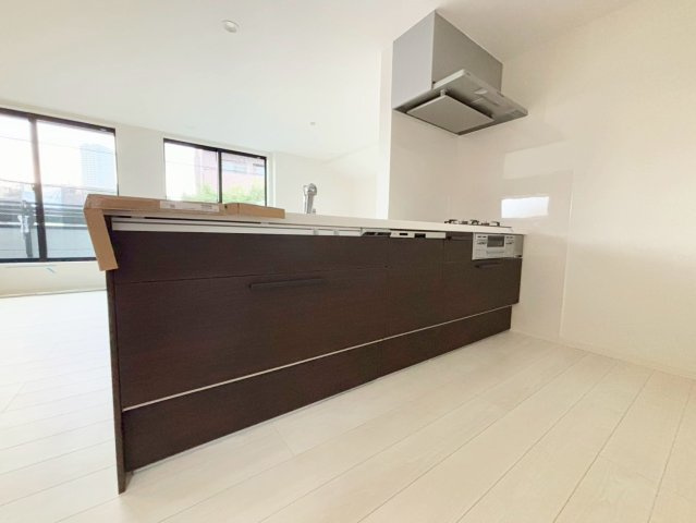 世田谷区野毛3丁目　新築戸建　残1棟のキッチン|お料理をしながらご家族の様子を見渡せる対面式キッチン。ビルトイン食洗機付きで家事の負担を軽減します。

現地ご見学希望・資料請求などお気軽にお問い合わせ下さい！
03-5990-5201