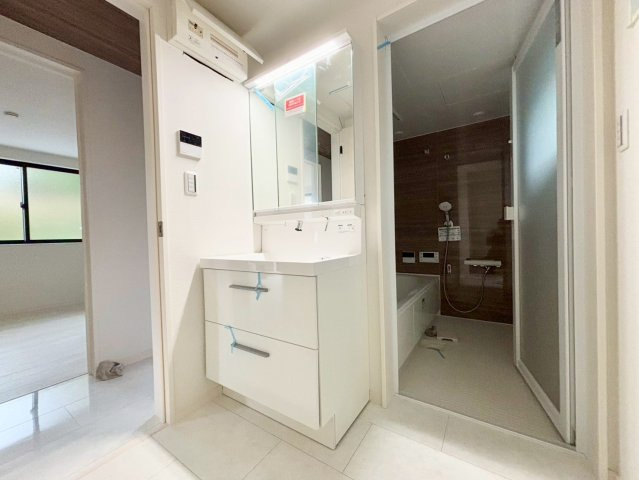 世田谷区野毛3丁目　新築戸建　残1棟の独立洗面台|白を基調にした飽きのこない空間は、質感豊かな仕上がり。

現地ご見学希望・資料請求などお気軽にお問い合わせ下さい！
03-5990-5201