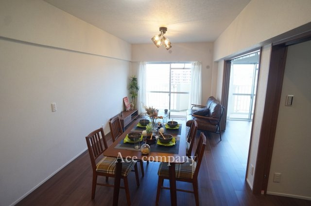 【居間・リビング】 | ファミールハイツ城東A棟 | 【LDK：12.4帖】※物件内に設置されている家具はディスプレイ用になります。家具付きではございません。ご了承下さい。