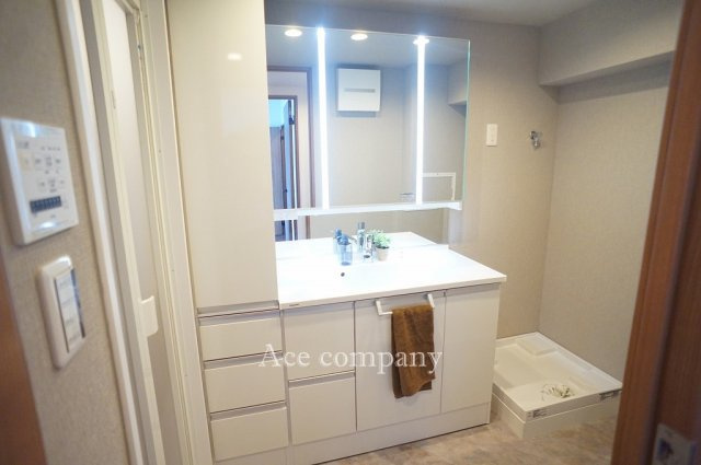 【独立洗面台】 | ファミールハイツ城東A棟 | サイドボード付き、ワイドミラーの洗面台新調☆給水管・給湯管も新規交換済みです☆