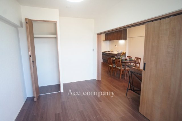 【内装】 | ファミールハイツ城東A棟 | 【東側：洋室5帖】開放してリビングの拡張にもご使用できます♪クローゼット完備です♪