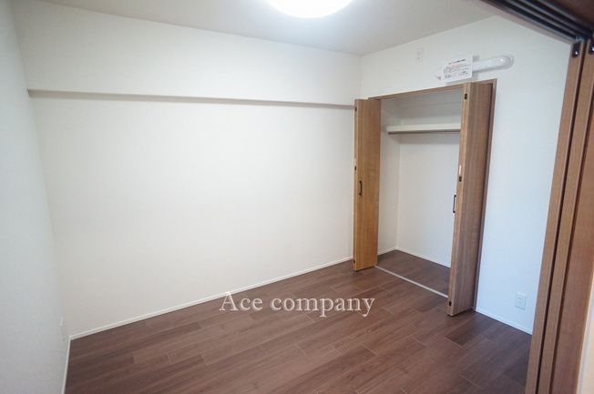 【子供部屋】 | ファミールハイツ城東A棟 | 【中央：洋室4.5帖】クローゼット完備♪エアコン先行配管済みです☆