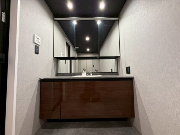 【独立洗面台】 | 三面鏡裏やカウンター下にたっぷりと収納できます！