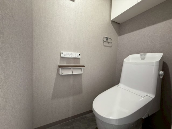 【トイレ】 | トイレの上には棚があり、タオルなどを収納していただけます。