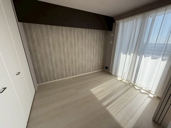 【洋室】 | リビング横の5帖の洋室。引き戸になっていますので、フルオープンすればリビングの一部としてご使用いただけます。