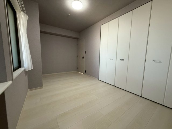 【洋室】 | 大容量収納と、備え付けの作業台があるお部屋です。