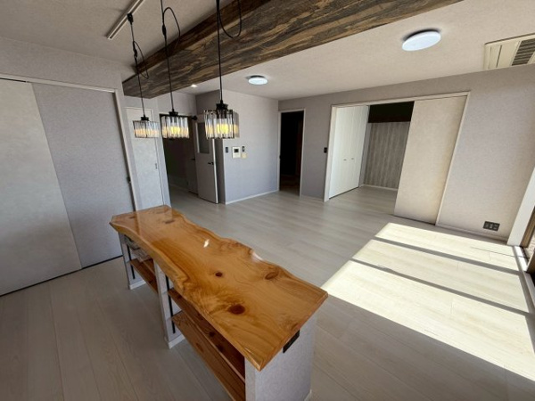 【居間・リビング】 | 一枚板の作業台兼棚がございます。