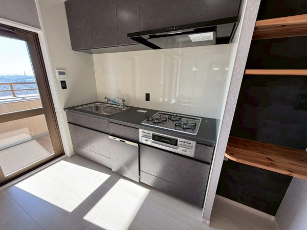 【キッチン】 | キッチン横にはバルコニーに出られる勝手口がございます。