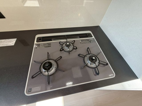 【キッチン】 | 3連ガスコンロで料理の腕を存分に奮って下さい。