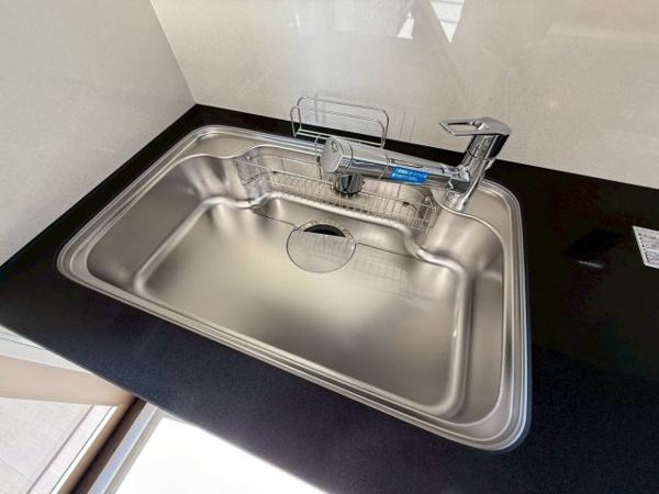 【キッチン】 | 水栓は先端部分が伸び、シンクのお掃除の際も流しやすくなっています。