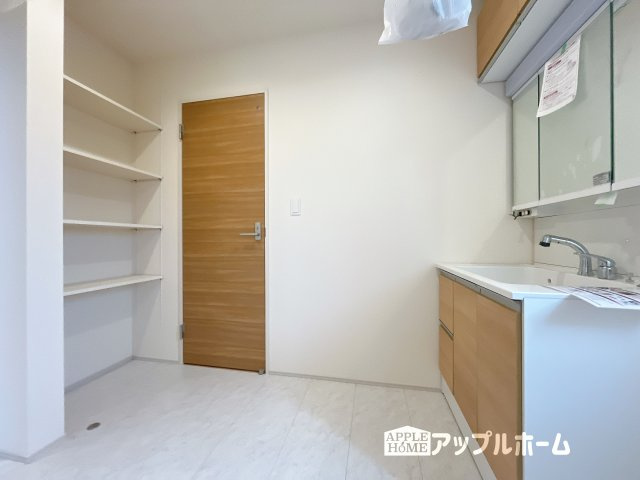 【新築戸建】深谷市上野台 全1棟の独立洗面台|洗面スペースにも便利な可動棚あり