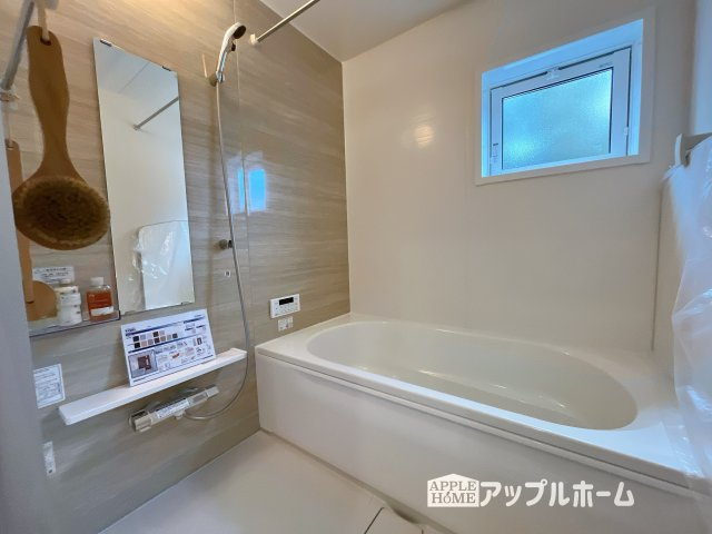 【新築戸建】深谷市上野台 全1棟の浴室|窓付きのバスルームは、採光もあり明るく気持ちの良い空間です。窓があることで、換気環境も良好。掃除もスムーズに出来ます