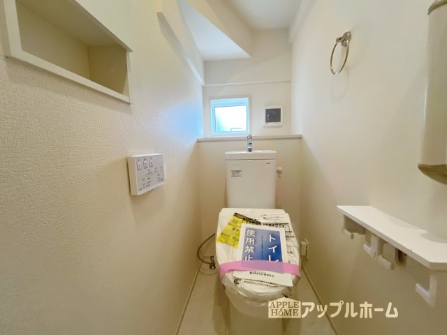 【新築戸建】深谷市上野台 全1棟のトイレ|温水洗浄器付き便座を標準装備してます♪窓付きで明るく、快適空間となっております。毎日使う場所だからこその配慮です。