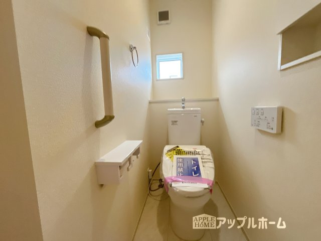 【新築戸建】深谷市上野台 全1棟のトイレ|温水洗浄器付き便座を標準装備してます♪窓付きで明るく、快適空間となっております。毎日使う場所だからこその配慮です。