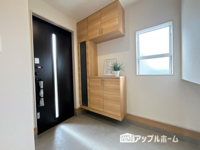 【新築戸建】深谷市上野台 全1棟の玄関|上下棚にたっぷり靴を収納できます。「ただいま」と玄関を開けた瞬間から、奥に広がる空間を明るい室内を感じられますね♪