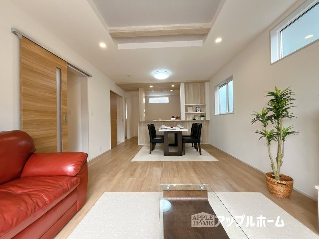 【新築戸建】深谷市上野台 全1棟の居間・リビング|窓から差し込む光で家族を温かく包み込みます。明るいリビングで子育てする喜びを☆いつでも見学可能です！