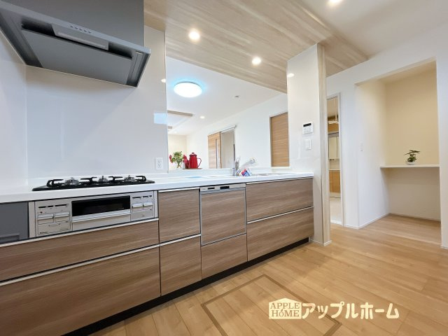 【新築戸建】深谷市上野台 全1棟のキッチン|キッチンの収納も充実☆食洗器完備で家事も楽々♪生活の質が向上すること間違いなしの充実設備です。