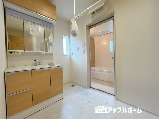 【新築戸建】深谷市上野台 全1棟の独立洗面台|ゆとりの洗面スペースで朝の身支度も快適スムーズに。３面鏡で髪のセットやお化粧もストレスなくこなせ、朝から気分良く通勤通学に向かえそうですね！鏡の裏にはたっぷりと収納スペースを標準装備